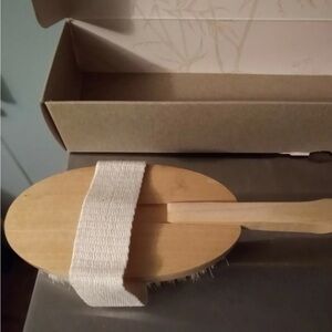 NIB Valentia Dry Body Brush With Handle Exfoliator Beauty 1 per listing.